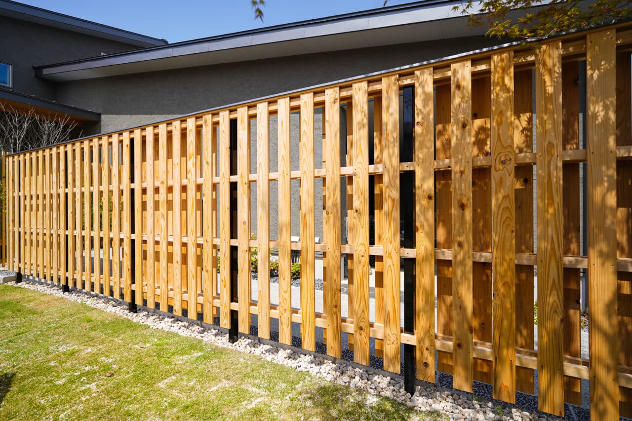 大和張りの造作木塀の全景写真