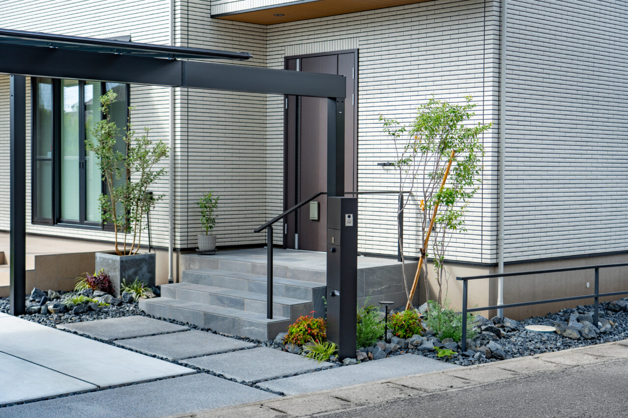 【栃木県 小山市】意匠×機能 ハイブリッドモダンガーデン 3 ファサードを斜めから望む